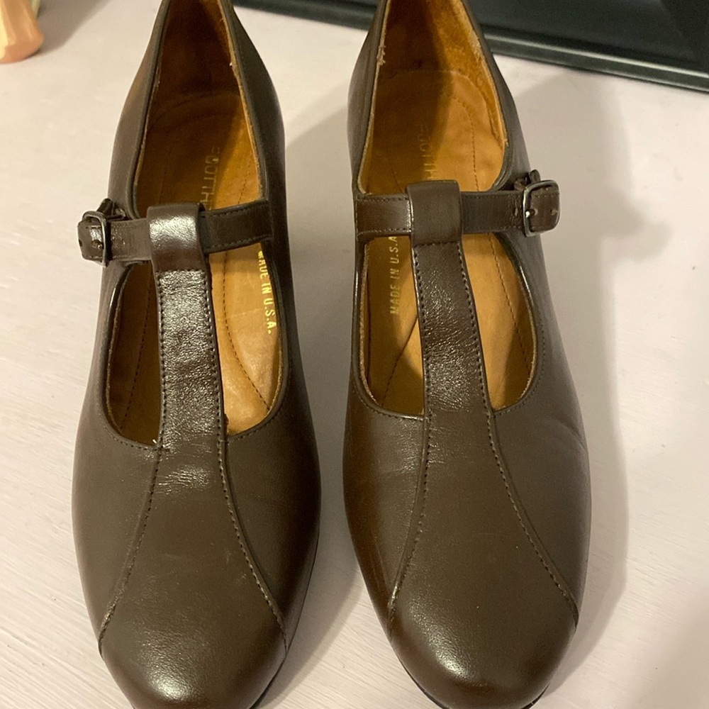 Footthrills heels in good condition , no real signs of wear. Chocolate colored